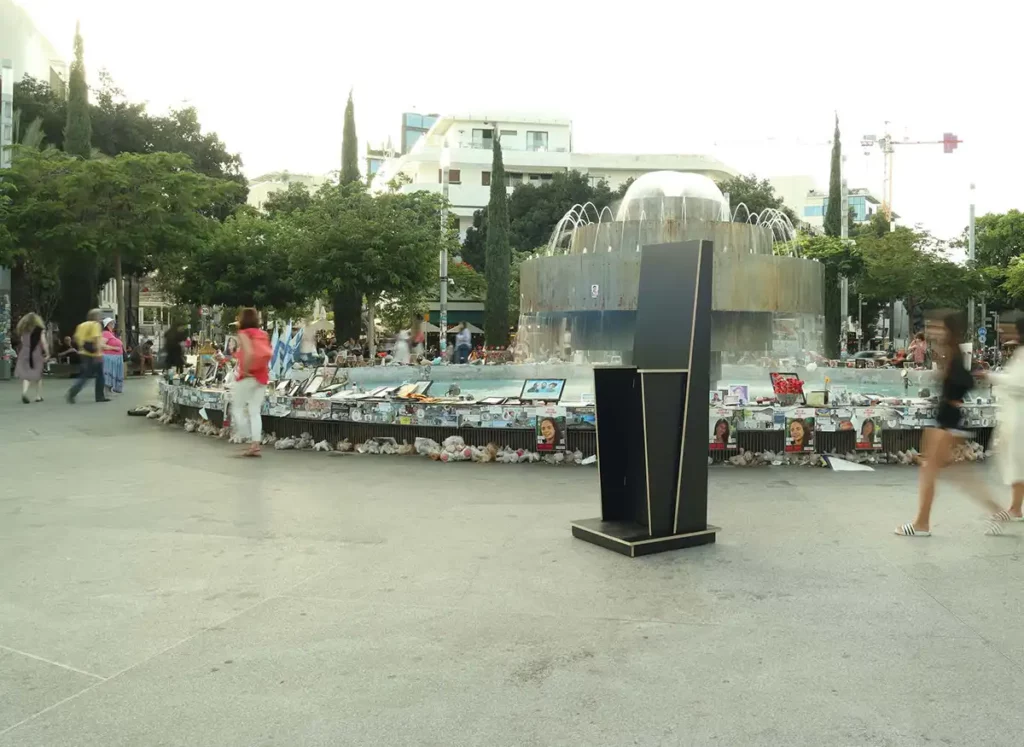 "Standing Chair" d'Ilan Benaym à Tel Aviv