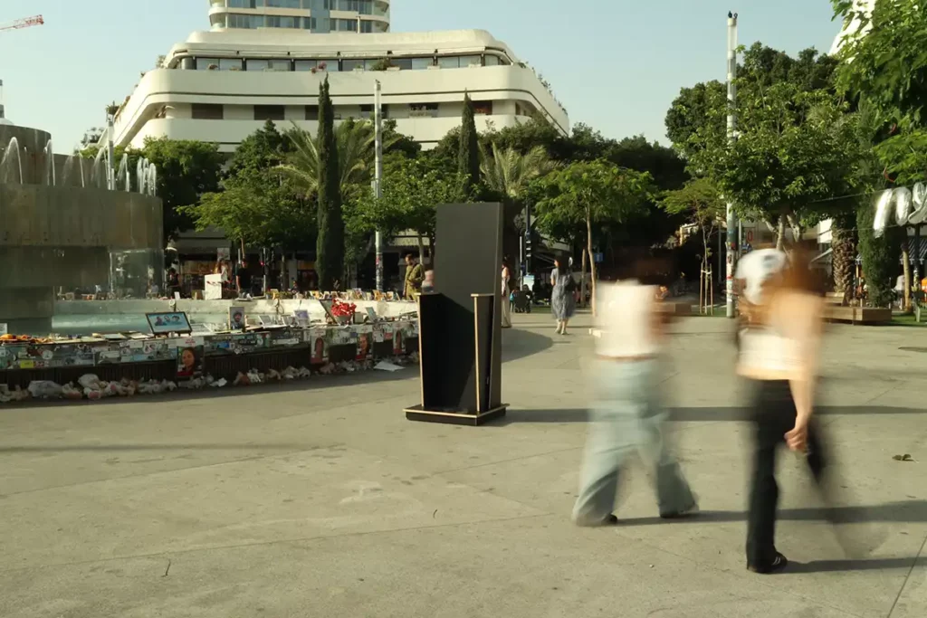 "Standing Chair" d'Ilan Benaym à Tel Aviv